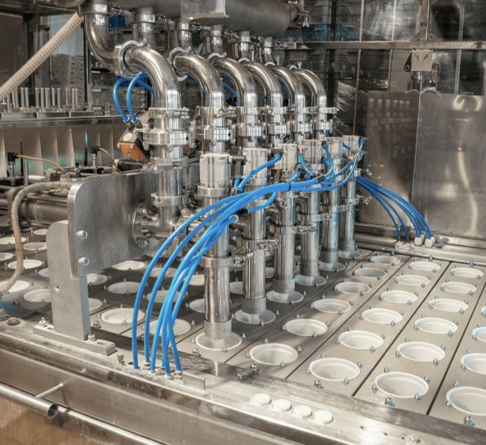 Abfüll- und Verpackungslinie mit Druckluft- und Fördertechnik